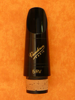 Photo d'un modèle de bec de clarinette très fréquemment conseillé : le bec 5RV de la marque VANDOREN.