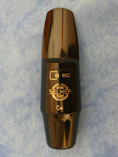 Photo d'un modèle de bec de saxophone très fréquemment conseillé : le bec S80 C* de la marque SELMER.