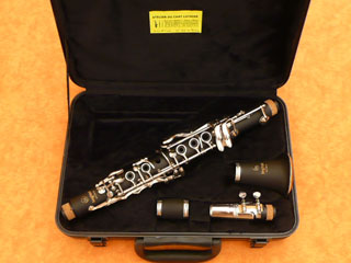 Photo de clarinette en mib démontée, dans son étui.
