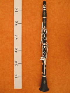 Photo de clarinette en si bémol. Longueur de l'instrument, environ 70cm.