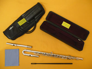 Photo de flûte  traversière Yamaha 281 équipée d'une tête courbe.