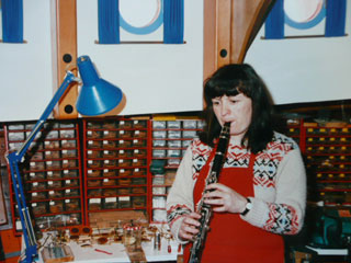 Marie-Anne Marquis dans l'atelier, à bord du chalutier.