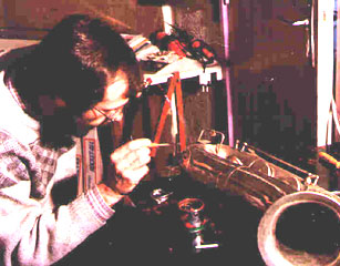 Philippe Lamusse, soudure d'un saxophone baryton.