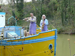 Marie-Anne Marquis et Philippe Lamusse à l'avant de la péniche, en 2008