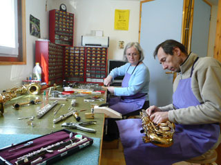 Marie-Anne Marquis et Philippe Lamusse dans leur atelier, à bord de la péniche.