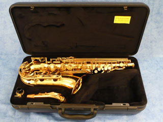 Photo de saxophone alto Yamaha YAS 275 dans son étui.