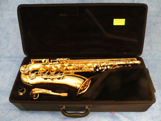 Photo de saxophone ténor Yamaha YTS 275 dans son étui.